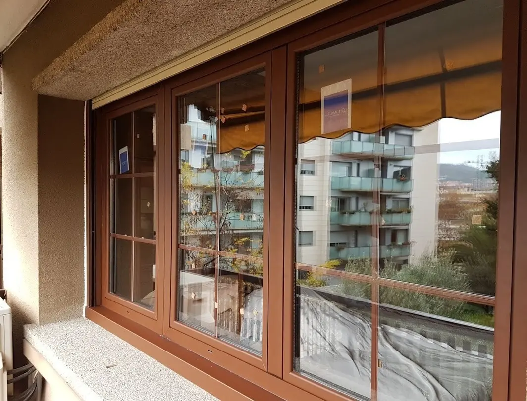 Mareva Aluminios - Ventana con madera