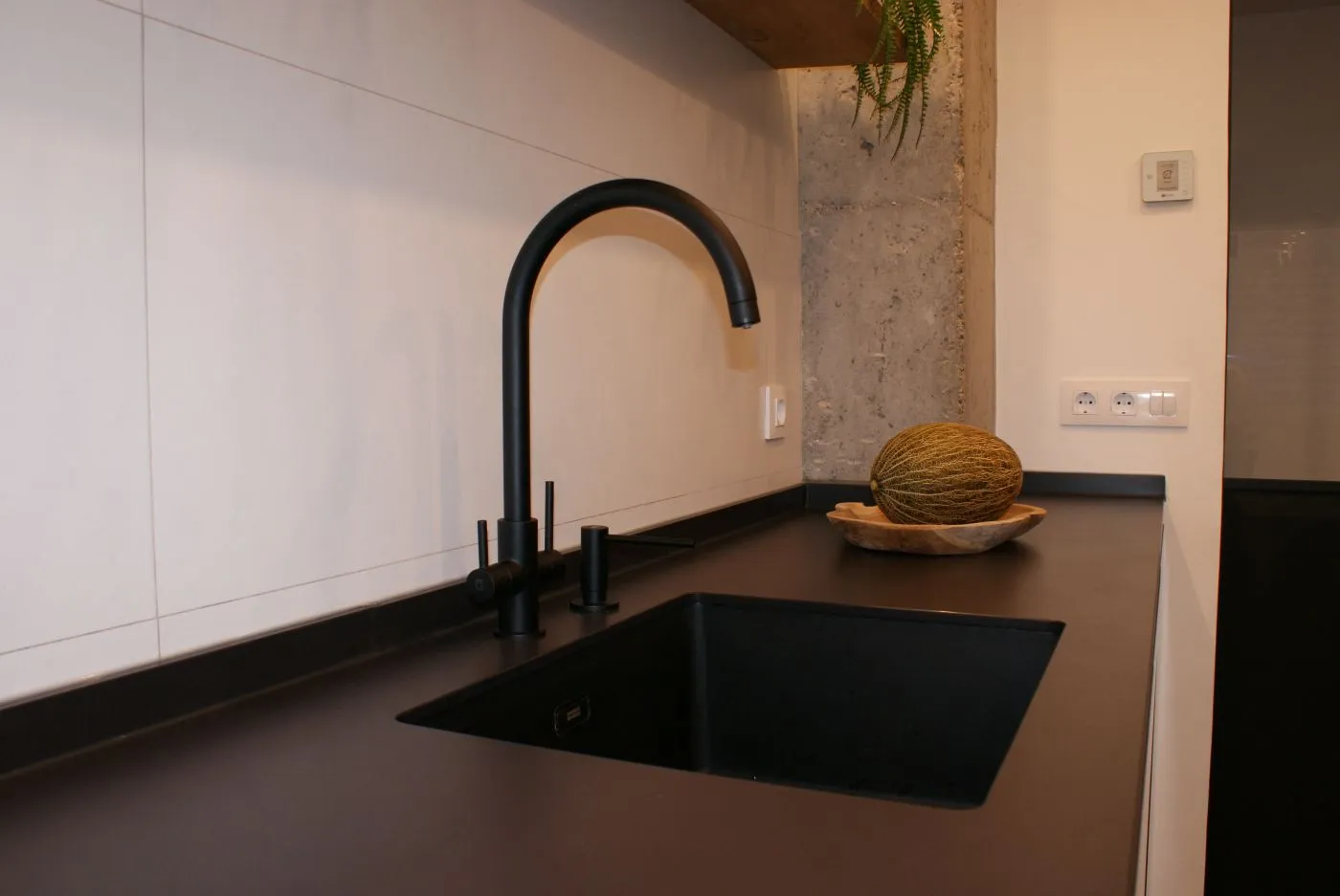 Reforma de cocina - Grifo moderno en negro