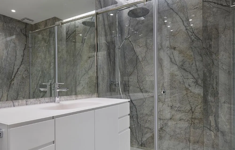 Reforma Piso - Baño con mampara y pared de mármol