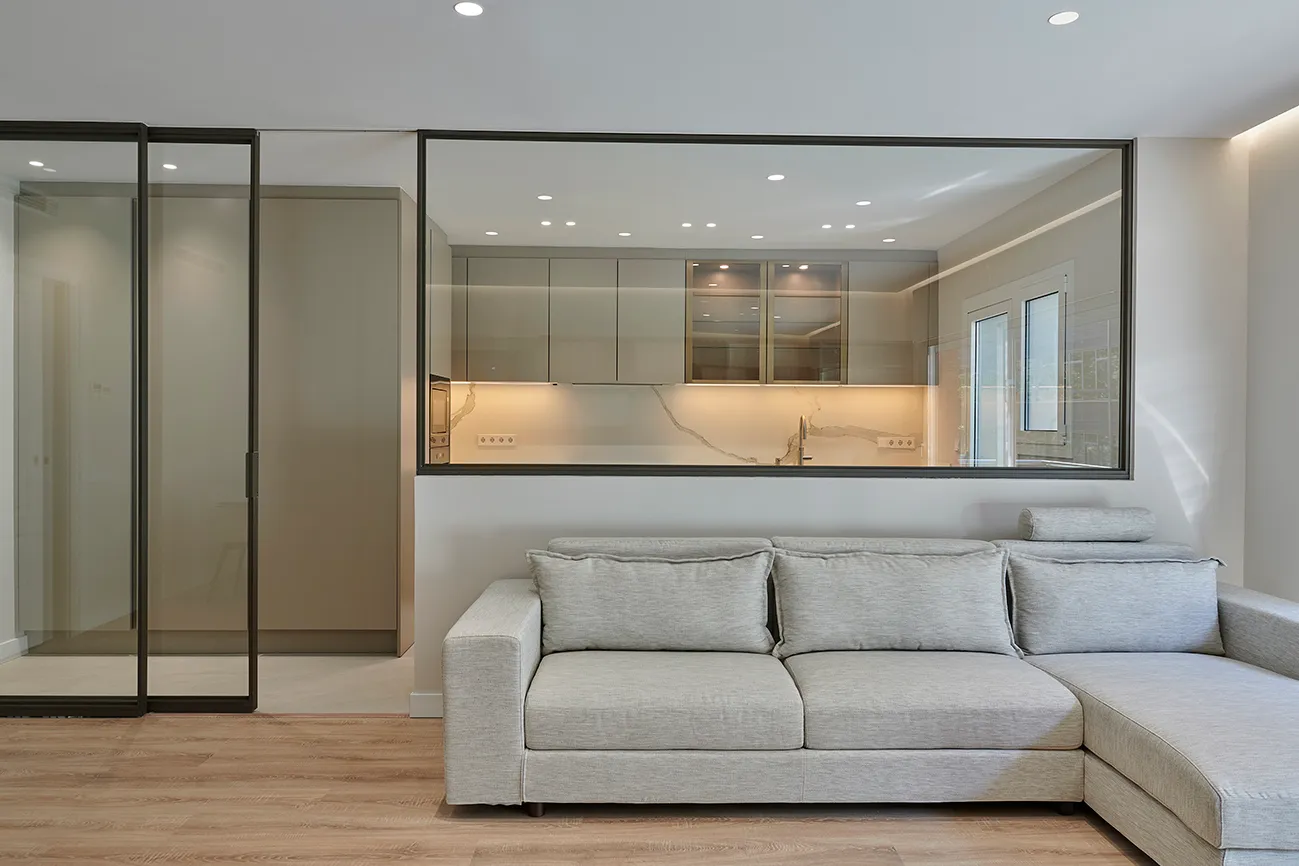 Reforma Piso - Comedor y cocina con cristalera