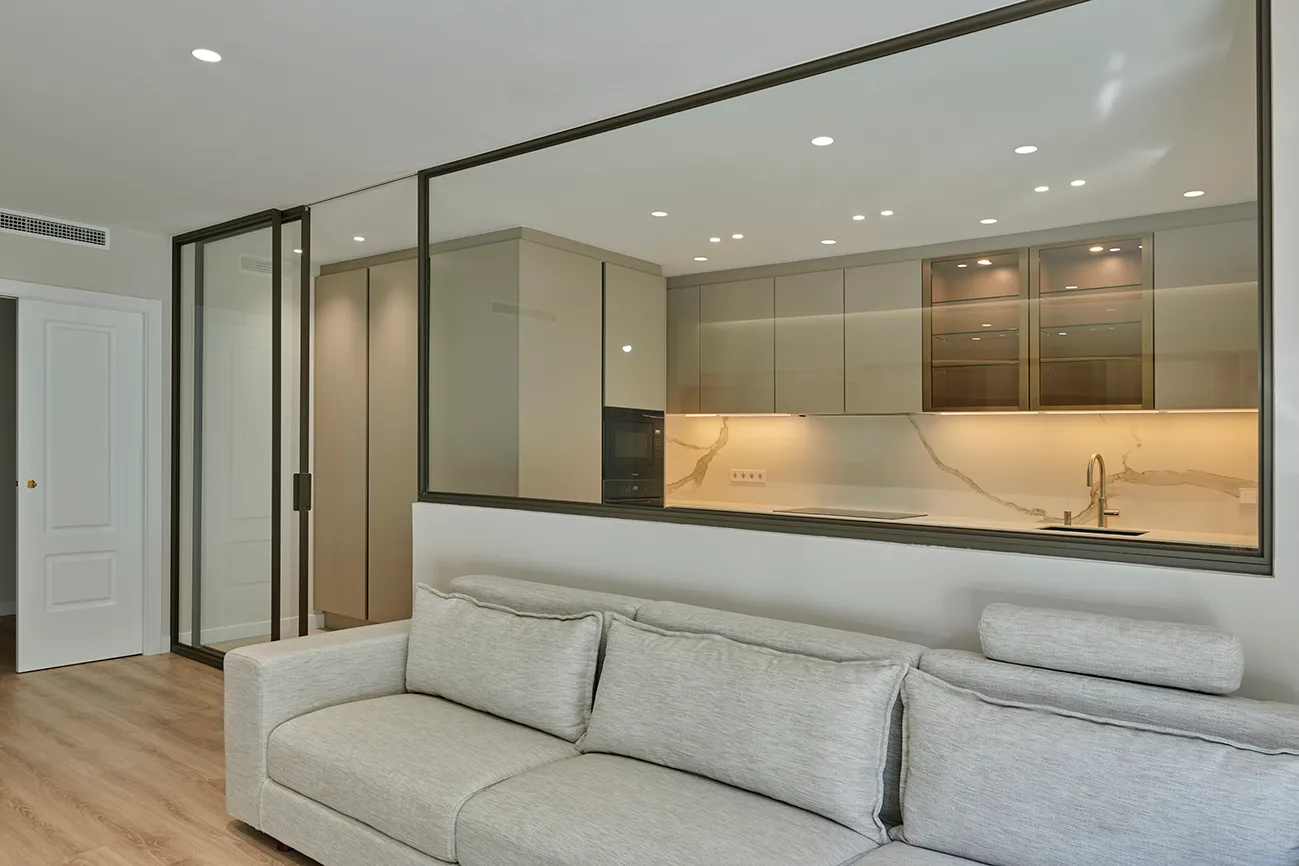 Reforma Piso - Vista de cocina desde el comedor