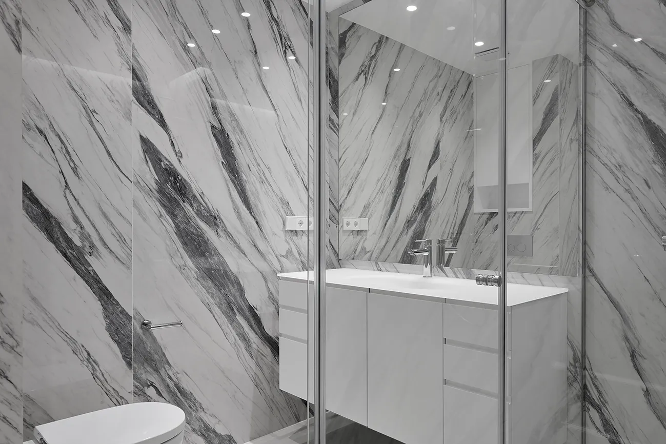 Reforma Piso - Baño paredes de mármol