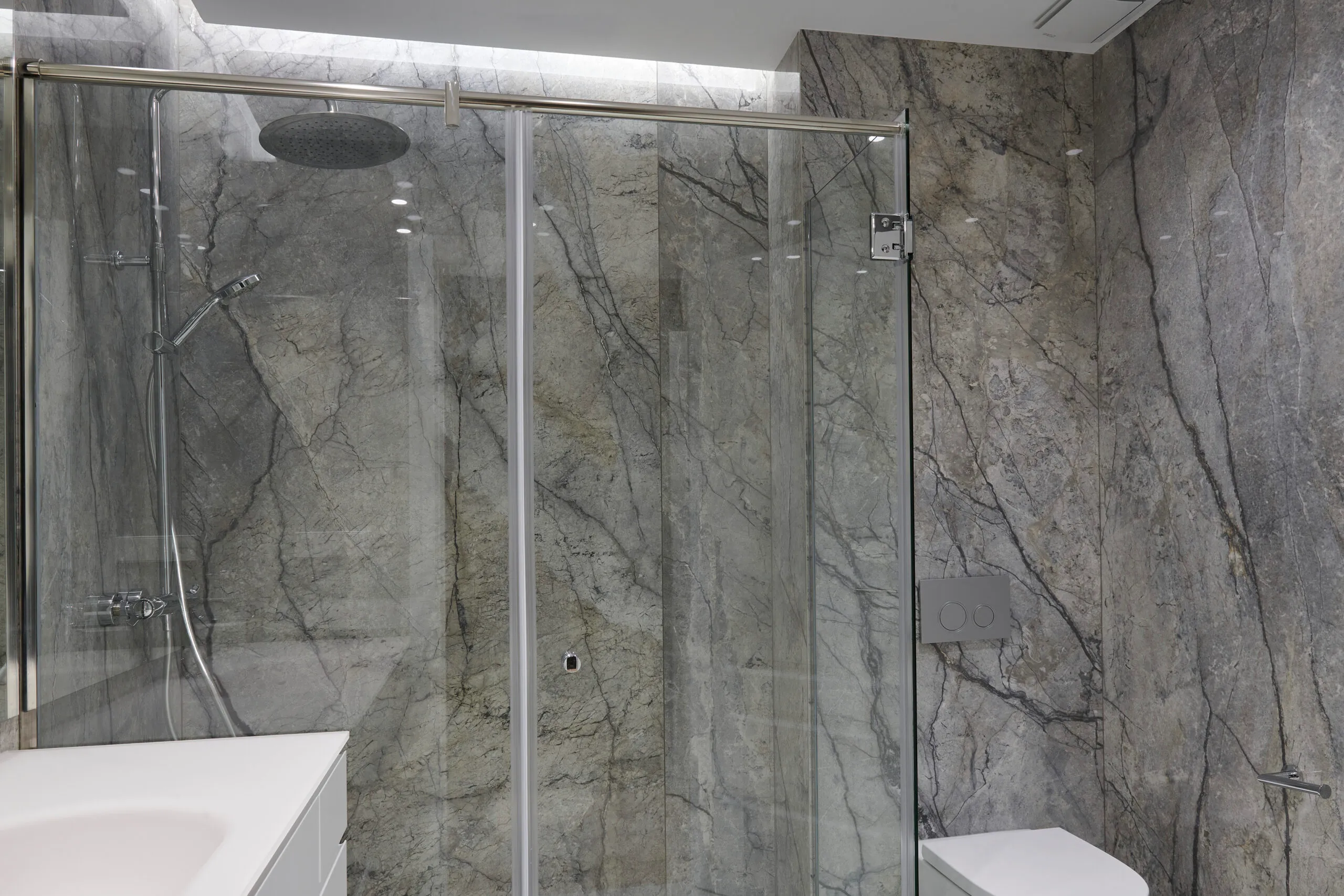 Reforma Piso - Baño mampara y paredes mármol